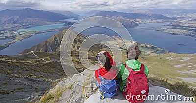 Escursionisti in vista sulla cima delle montagne durante le vacanze in escursionismo video d archivio Escursionisti in vista sulla cima delle montagne durante le vacanze in escursionismo video d archivio