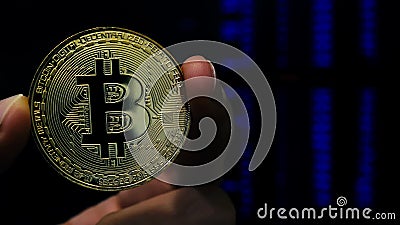 Estrazione mineraria di Cryptocurrency Uomo che tiene la moneta del bitcoin di BTC video d archivio Estrazione mineraria di Cryptocurrency Uomo che tiene la moneta del bitcoin di BTC video d archivio
