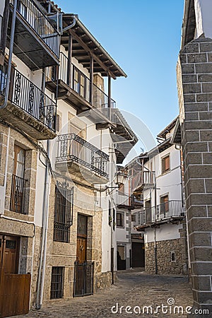 Estrecha calle peatonal y empedrada en la hermosa villa medieval de Candelario, EspaÃ±a Editorial Stock Photo
