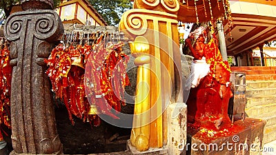 Estátua vermelha de Deus hindu sobre elefante nas proximidades de várias fitas amarradas templo de Kamakhya Maa filme Estátua vermelha de Deus hindu sobre elefante nas proximidades de várias fitas amarradas templo de Kamakhya Maa filme