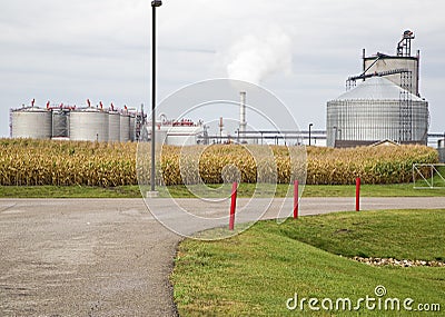 Ethanol alcohol energy refinery plant midwest corn biofuel bio fuel Stock Photo