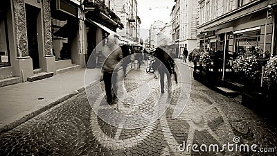 Europese stadsstraat met zich de tijdspanne van de mensentijd en het concept van het klokmechanisme het bewegen stock footage Europese stadsstraat met zich de tijdspanne van de mensentijd en het concept van het klokmechanisme het bewegen stock footage