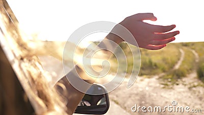 Excursions gratuites de femme par des pattes de voiture le vent de la main de la fenêtre de la voiture. La fille aux cheveux longs clips vidéos Excursions gratuites de femme par des pattes de voiture le vent de la main de la fenêtre de la voiture. La fille aux cheveux longs clips vidéos