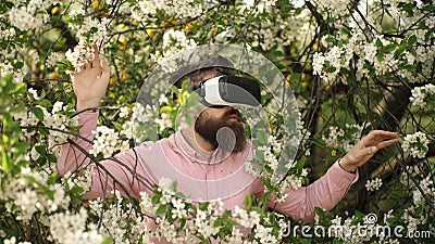 Experimentação Imagine Vidros farpados do vr do desgaste de homem na flor da mola Tecnologia inovativa do vr Homem na realidade v vídeos de arquivo Experimentação Imagine Vidros farpados do vr do desgaste de homem na flor da mola Tecnologia inovativa do vr Homem na realidade v vídeos de arquivo