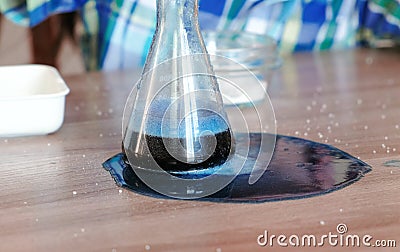 Experiments on chemistry. Chemical reaction with the release of gas in the flask on the table. Stock Photo