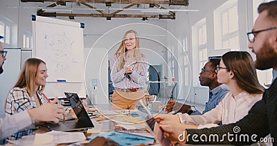 Experto en marketing feliz y coche femeninos rubios jovenes que hablan, empleados de motivación en el seminario de entrenamiento almacen de metraje de vídeo Experto en marketing feliz y coche femeninos rubios jovenes que hablan, empleados de motivación en el seminario de entrenamiento almacen de metraje de vídeo