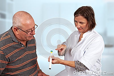 Explanation of nurse how to use insulin pen Stock Photo