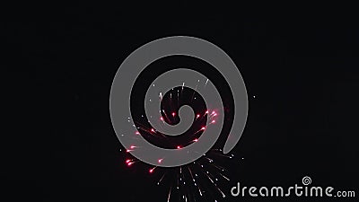 Exploderende multi gekleurde schoten van vuurwerk in nachthemel Slag - omhoog verlichting glowing flits stock footage Exploderende multi gekleurde schoten van vuurwerk in nachthemel Slag - omhoog verlichting glowing flits stock footage