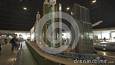 A exposição do metro de Dubai dos modelos perto dos arranha-céus feitos de Lego remenda em Miniland Legoland em parques e em recu filme A exposição do metro de Dubai dos modelos perto dos arranha-céus feitos de Lego remenda em Miniland Legoland em parques e em recu filme