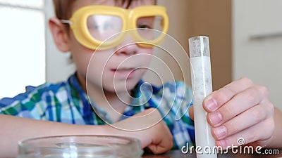 Expériences sur la chimie à la maison Réaction chimique avec la libération du gaz dans le tube à essai dans le garçon, mains de s banque de vidéos Expériences sur la chimie à la maison Réaction chimique avec la libération du gaz dans le tube à essai dans le garçon, mains de s banque de vidéos