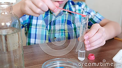 Expériences sur la chimie à la maison Réaction chimique avec la libération du gaz dans un tube à essai dans les mains de l'étonné banque de vidéos Expériences sur la chimie à la maison Réaction chimique avec la libération du gaz dans un tube à essai dans les mains de l'étonné banque de vidéos