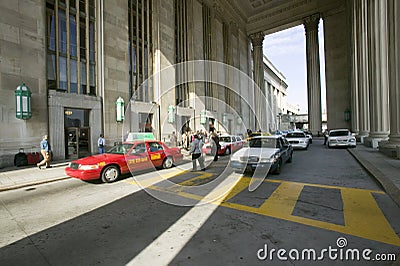 Exterior view of red taxi cab in front of the 30th Street Station, a national Register of Historic Places, AMTRAK Train Station i Editorial Stock Photo