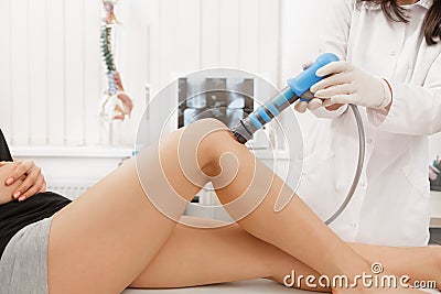 Extracorporeal Shockwave Therapy ESWT. Effective non-surgical treatment for pain. Physical therapy of knee with shock Stock Photo