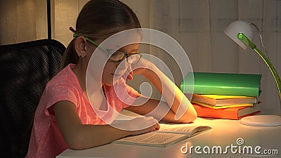 Eyeglasses dziecka czytelnicza książka, dziewczyny studiowanie przy biurko lampą, uczenie dzieci 4K zbiory wideo Eyeglasses dziecka czytelnicza książka, dziewczyny studiowanie przy biurko lampą, uczenie dzieci 4K zbiory wideo