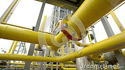 Fabrieksdistributie, en industriële verwerking van aardgas Vele pijpleidingen en kleppen stock videobeelden Fabrieksdistributie, en industriële verwerking van aardgas Vele pijpleidingen en kleppen stock videobeelden