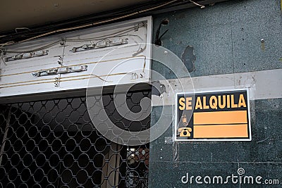 Facade of a business with a For Rent sign in Spanish Stock Photo