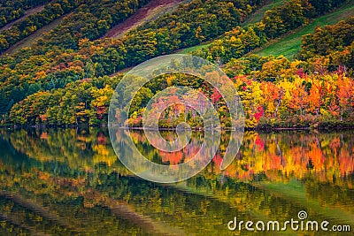 Fall colors reflecting in Echo Lake, in Franconia Notch State Pa Stock Photo