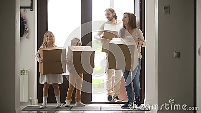 Famiglia felice con i bambini che tengono la casa entrante della porta di apertura delle scatole archivi video Famiglia felice con i bambini che tengono la casa entrante della porta di apertura delle scatole archivi video