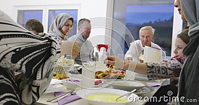 Famiglia musulmana prega prima di cenare insieme per l'iftar durante una festa a ramadan in casa archivi video Famiglia musulmana prega prima di cenare insieme per l'iftar durante una festa a ramadan in casa archivi video