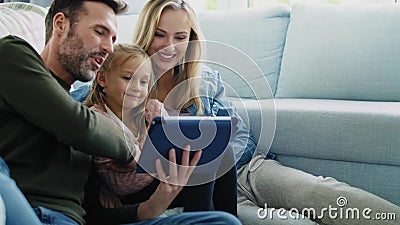 Familia con tablet en el salón Familia con tablet en el salón
