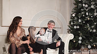Familienabend am Weihnachtsfeiertag stock video Familienabend am Weihnachtsfeiertag stock video