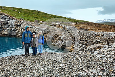 Family near reservoir Storglomvatnet (Meloy, Norge) Stock Photo