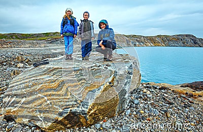 Family near reservoir Storglomvatnet (Meloy, Norge) Stock Photo