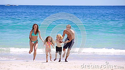 Família feliz que espirra-se video estoque Família feliz que espirra-se video estoque