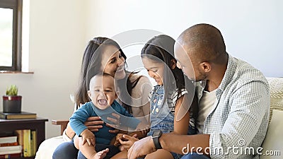 Família que joga com bebê filme Família que joga com bebê filme