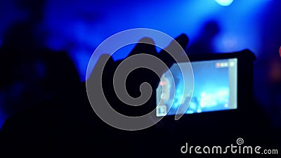 Fan che ondeggiano la loro registrazione delle mani video e presa delle immagini con gli Smart Phone al concerto di musica 3840x2 archivi video Fan che ondeggiano la loro registrazione delle mani video e presa delle immagini con gli Smart Phone al concerto di musica 3840x2 archivi video