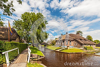 Farm houses in the ancient Dutch village of Giethoorn Stock Photo