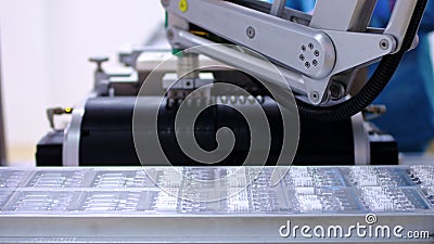 Farmaceutische Industrie Geautomatiseerde productielijn bij farmaceutische installatie stock footage Farmaceutische Industrie Geautomatiseerde productielijn bij farmaceutische installatie stock footage
