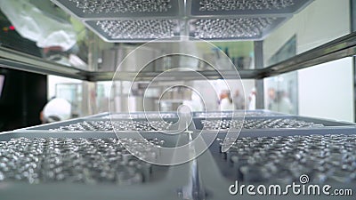 Farmaceutische productie technicus die in laboratorium werken Productiemateriaal bij de apotheekindustrie, geneesmiddelen stock footage Farmaceutische productie technicus die in laboratorium werken Productiemateriaal bij de apotheekindustrie, geneesmiddelen stock footage