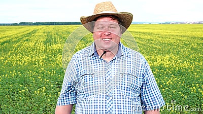 Farmer που στέκεται στον τομέα και που χαμογελά μια ηλιόλουστη ημέρα φιλμ μικρού μήκους Farmer που στέκεται στον τομέα και που χαμογελά μια ηλιόλουστη ημέρα φιλμ μικρού μήκους