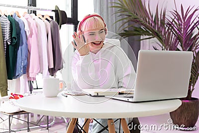 Fashionable young girl leads blogging meeting on laptop, teaching style and fashion lesson Stock Photo