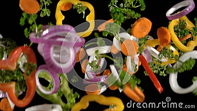 Fatias de queda de vegetais desbastados, movimento lento video estoque Fatias de queda de vegetais desbastados, movimento lento video estoque