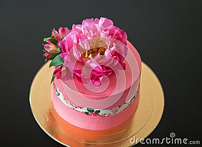 Faultline cake decoraited sugar paper and pink peony. Ideas for wedding cake, birthday cake Stock Photo