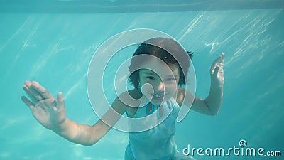 Felice Bambina Adorabile Sorridente Che Balla Sott'acqua Guardando La  Telecamera Stock Footage - Video di bambino, bagnarsi: 167442902