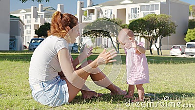 Pies De Bebe En Las Manos De Madre Y Padre Pequeno Bebe Recien Nacido Almacen De Video Video De Padre Conceptual Pies De Bebe En Las Manos De Madre Y Padre Pequeno Bebe Recien Nacido Almacen De Video Video De Padre Conceptual