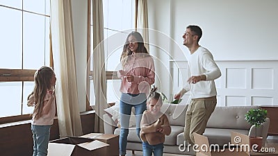 Felici genitori e bambini che ballano festeggiando la giornata del movimento, il rallentamento archivi video Felici genitori e bambini che ballano festeggiando la giornata del movimento, il rallentamento archivi video