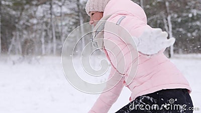 Feliz mãe e filho jogam bolas de neve, jogam pó no bosque no dia de inverno gelado Mulher e garoto no inverno estiloso vídeos de arquivo Feliz mãe e filho jogam bolas de neve, jogam pó no bosque no dia de inverno gelado Mulher e garoto no inverno estiloso vídeos de arquivo