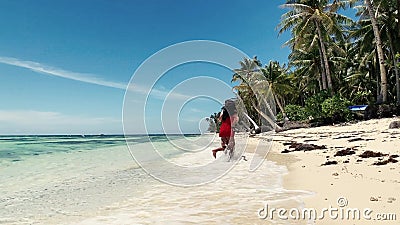 Feliz pareja joven en la playa, tomándose de la mano y girando juntos almacen de video Feliz pareja joven en la playa, tomándose de la mano y girando juntos almacen de video