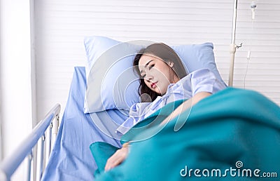 Female patients lie in bed in hospital patients with anxiety Stock Photo