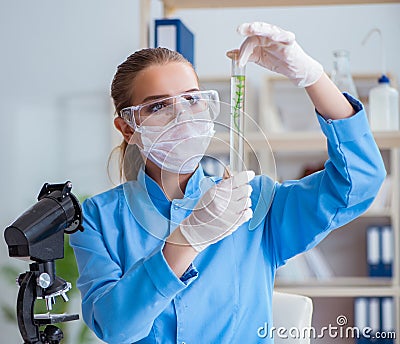 Female scientist researcher conducting an experiment in a labora Stock Photo