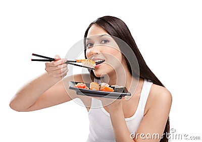 Femme attirante mangeant des sushi avec baguettes