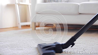 Femme avec le tapis de nettoyage d'aspirateur à la maison Femme avec le tapis de nettoyage d'aspirateur à la maison