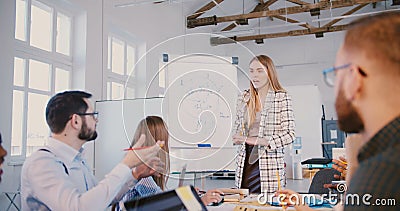 Femme caucasienne positive réussie d'entraîneur d'affaires expliquant le diagramme de vente, équipe multi-ethnique de collègues l banque de vidéos Femme caucasienne positive réussie d'entraîneur d'affaires expliquant le diagramme de vente, équipe multi-ethnique de collègues l banque de vidéos