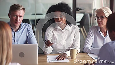 Femme d'affaires d'afro-américain parlant aux clients à la négociation diverse de groupe banque de vidéos Femme d'affaires d'afro-américain parlant aux clients à la négociation diverse de groupe banque de vidéos