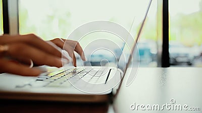 Femme dactylographiant sur l'ordinateur portable, ordinateur en café glisseur laissé Femme dactylographiant sur l'ordinateur portable, ordinateur en café glisseur laissé