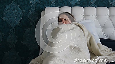 Femme fatiguée, aux cheveux longs brun, mesures la température avec le thermomètre électronique la femme est malade avec la poign clips vidéos Femme fatiguée, aux cheveux longs brun, mesures la température avec le thermomètre électronique la femme est malade avec la poign clips vidéos